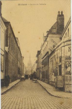 Cette rue porte le nom des trois évêques de St Omer qui se succédèrent de 1684 à 1754. 